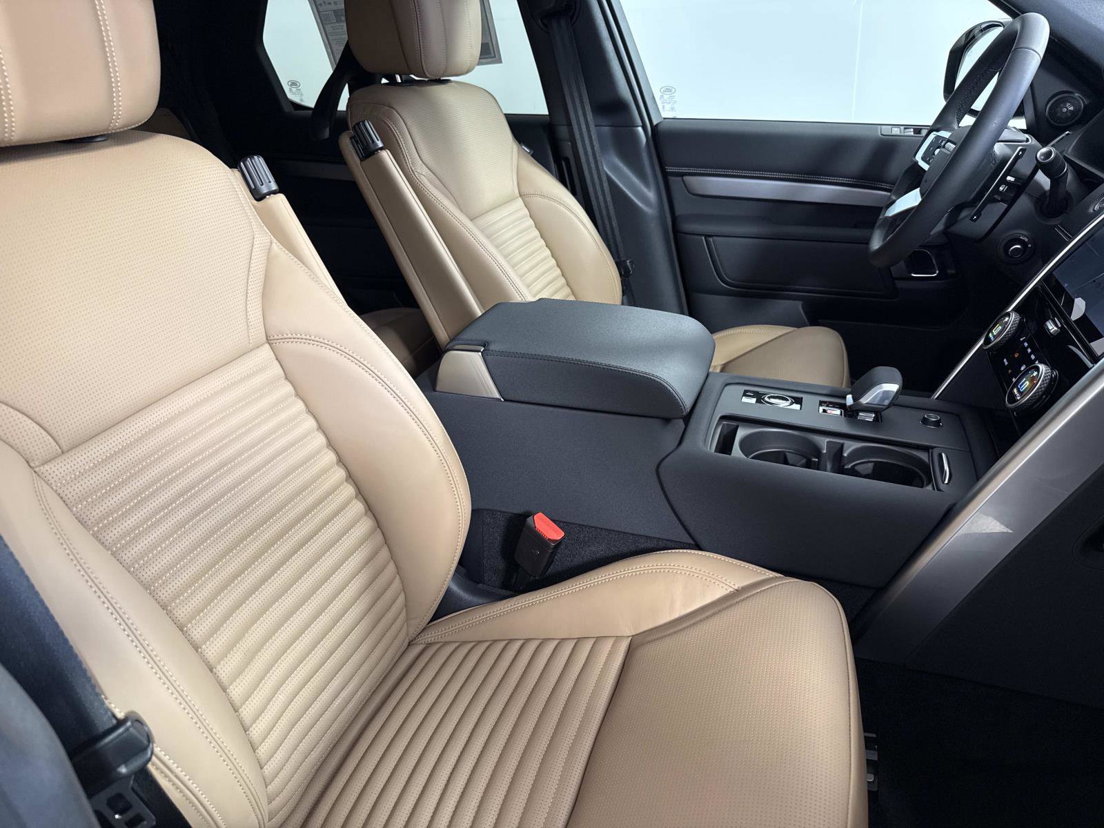 New 2026 Land Rover Discovery Limited Edition AWD/4WD image 9
