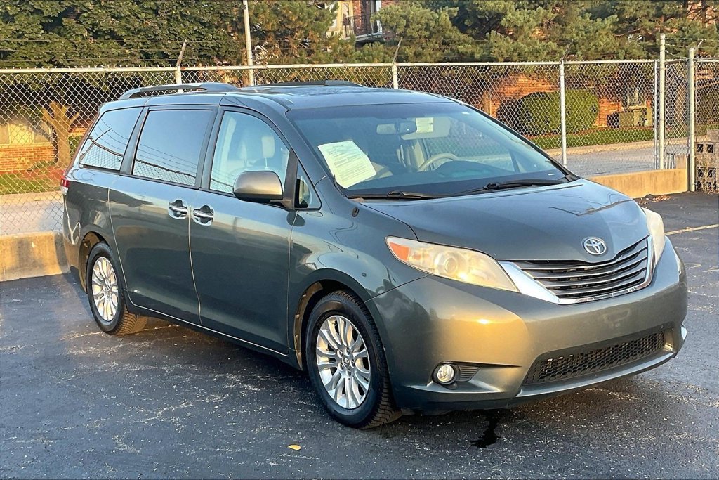 Used 2013 Toyota Sienna XLE FWD image 35