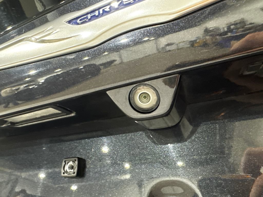 Used 2020 Chrysler Pacifica Touring w/ Advanced Safetytec Group FWD image 28