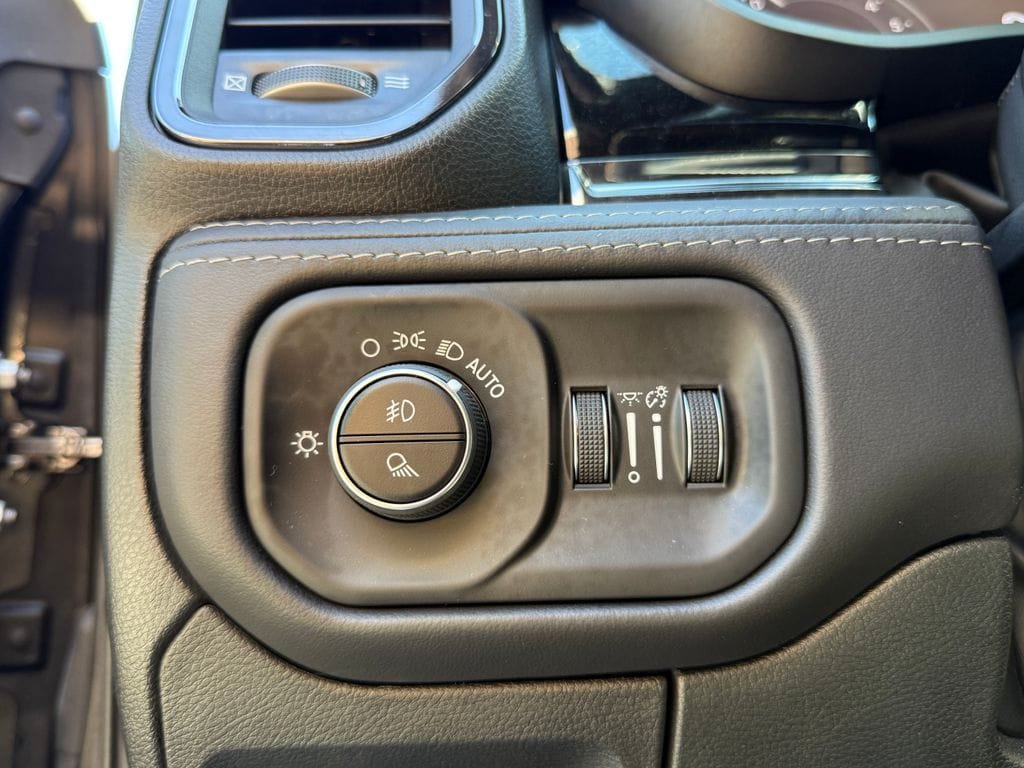 Used 2025 RAM 1500 Limited AWD/4WD image 29