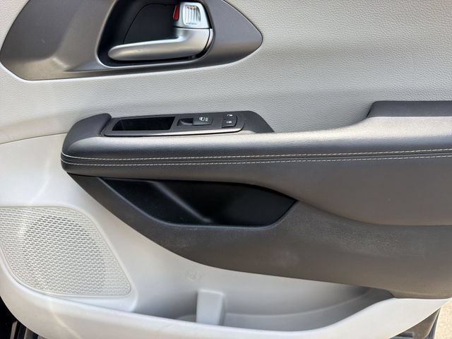 Used 2023 Chrysler Pacifica Touring-L FWD image 33