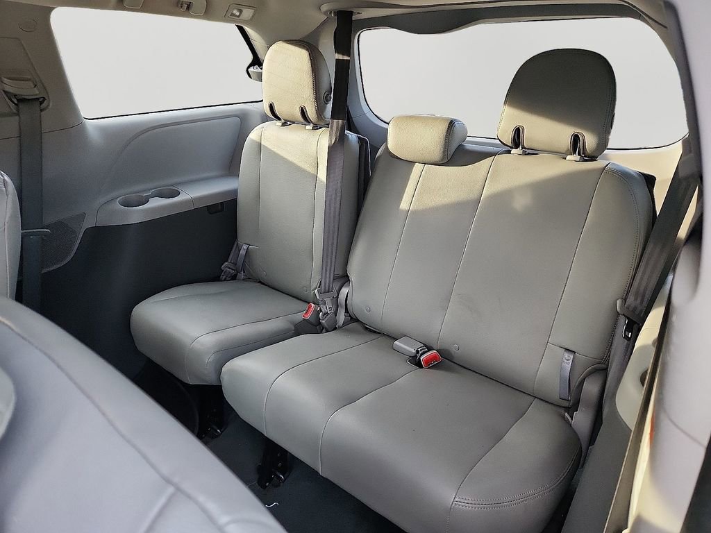 Used 2020 Toyota Sienna L image 11