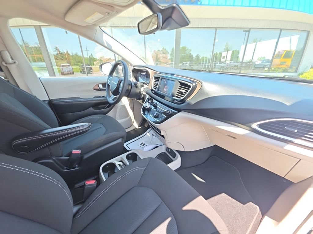 Used 2023 Chrysler Voyager LX FWD image 19