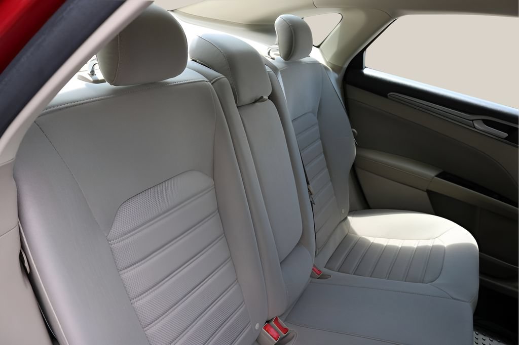 Used 2020 Ford Fusion SE FWD image 16
