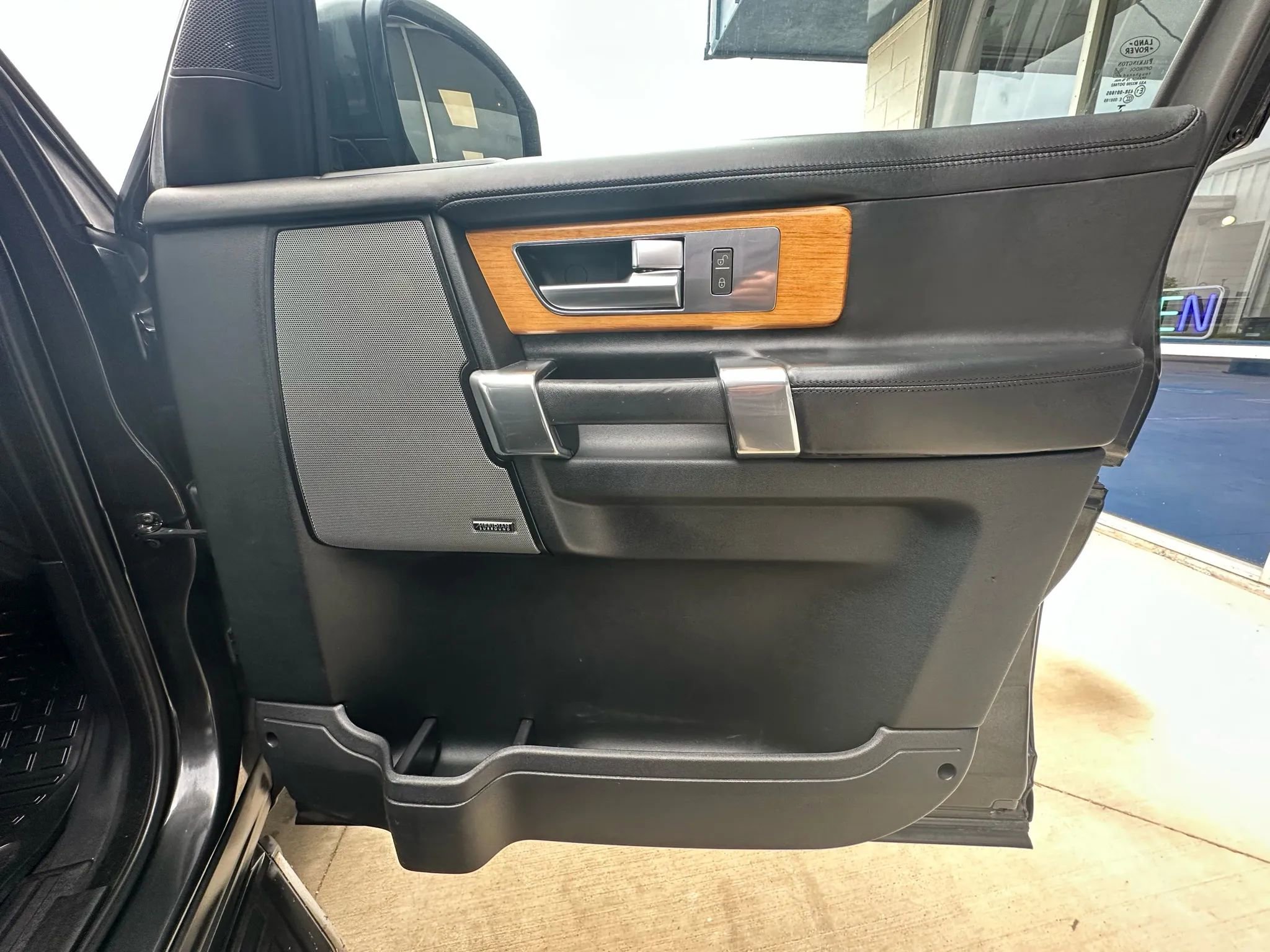 Used 2015 Land Rover LR4 HSE LUX image 36