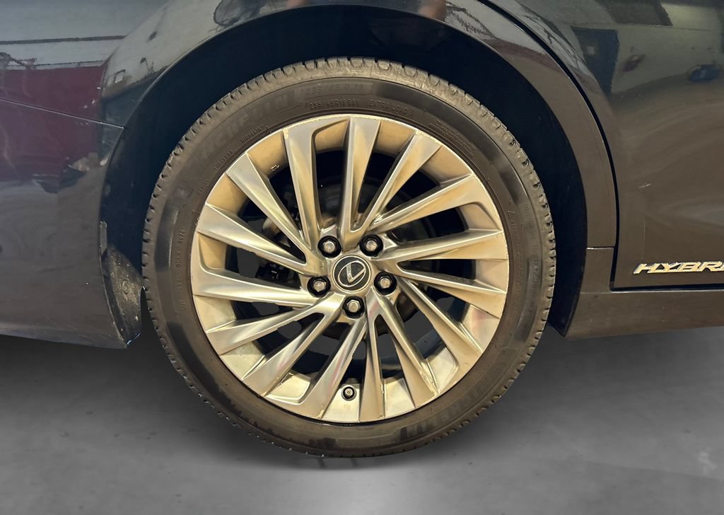 Used 2020 Lexus ES 300h w/ Luxury Package FWD image 17