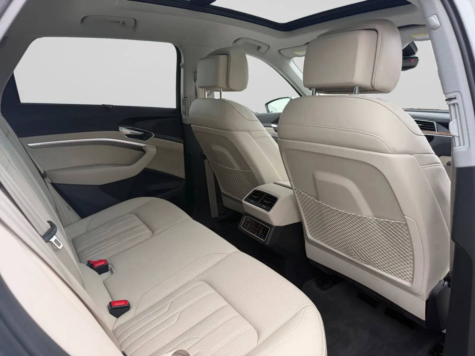 Used 2019 Audi e-tron Prestige AWD/4WD image 32