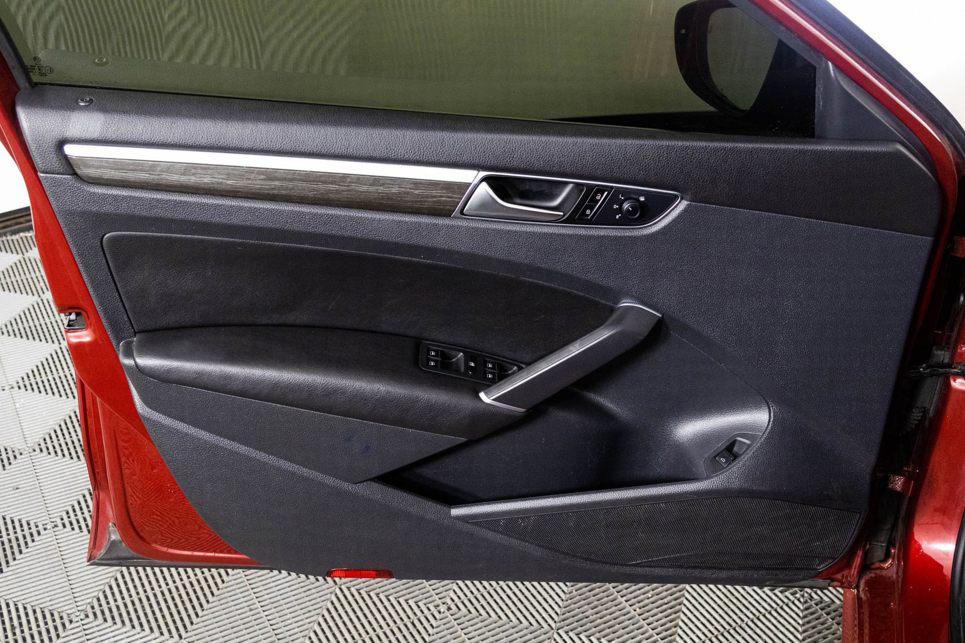 Used 2018 Volkswagen Passat 2.0T SE w/ SE Lighting Package image 34