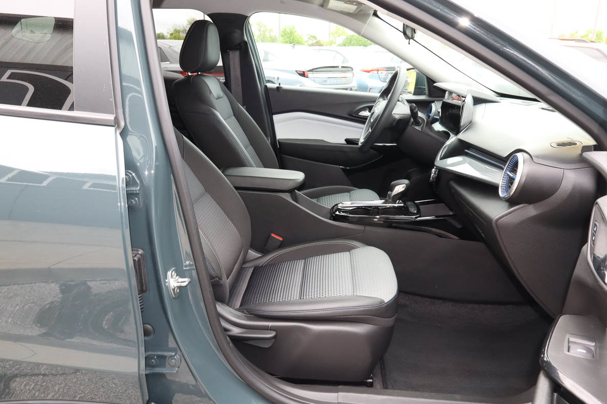 Used 2025 Chevrolet Trax LT FWD image 23