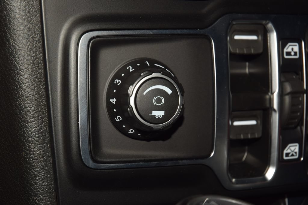 Used 2025 Jeep Wrangler Unlimited Sahara AWD/4WD image 34