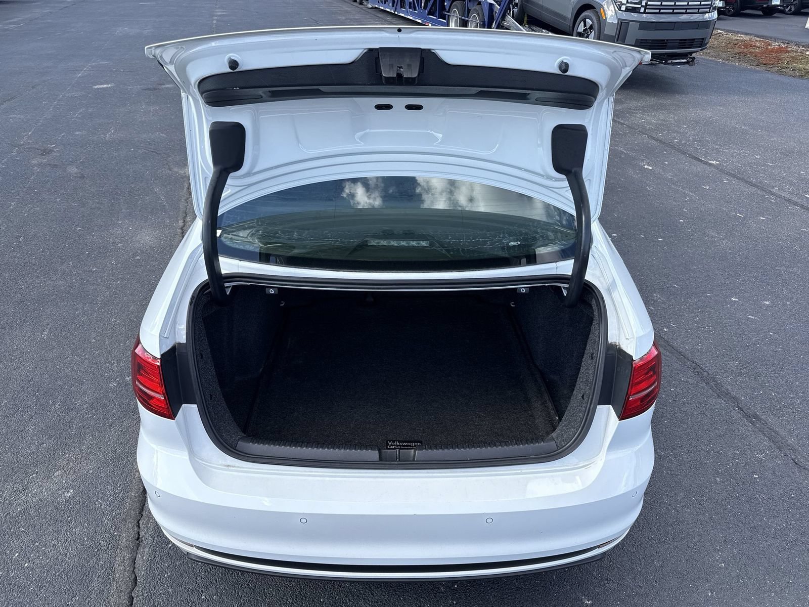 Used 2017 Volkswagen Jetta GLI FWD image 23