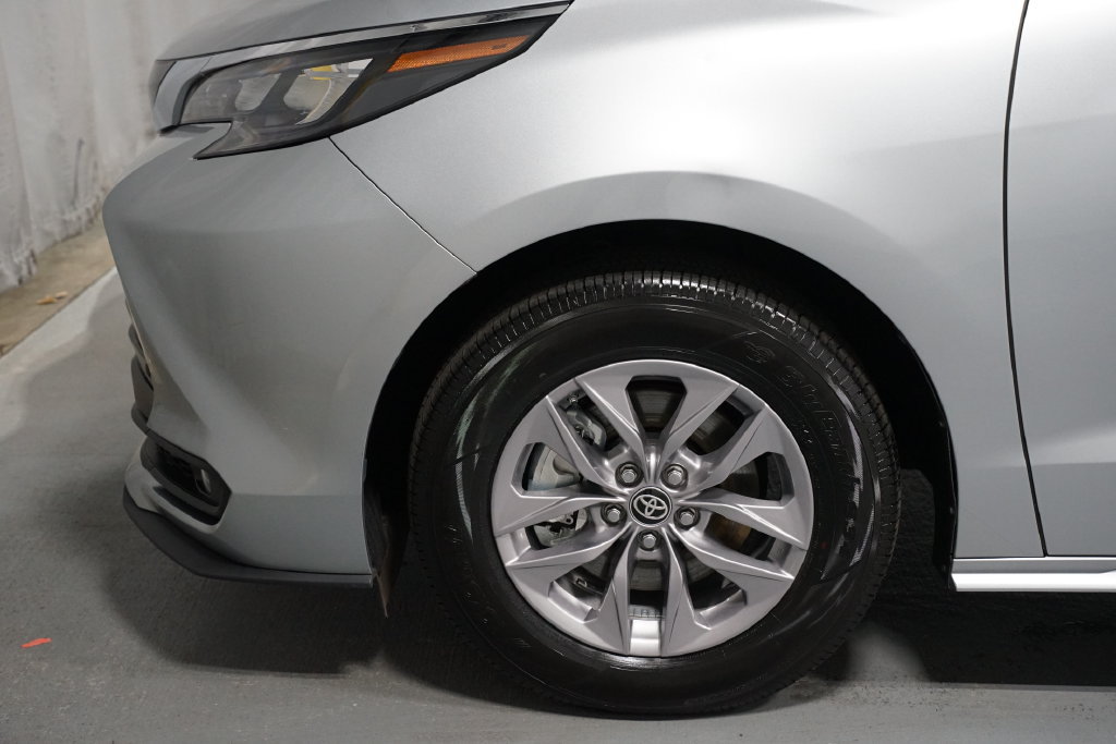Certified 2025 Toyota Sienna XLE FWD image 5