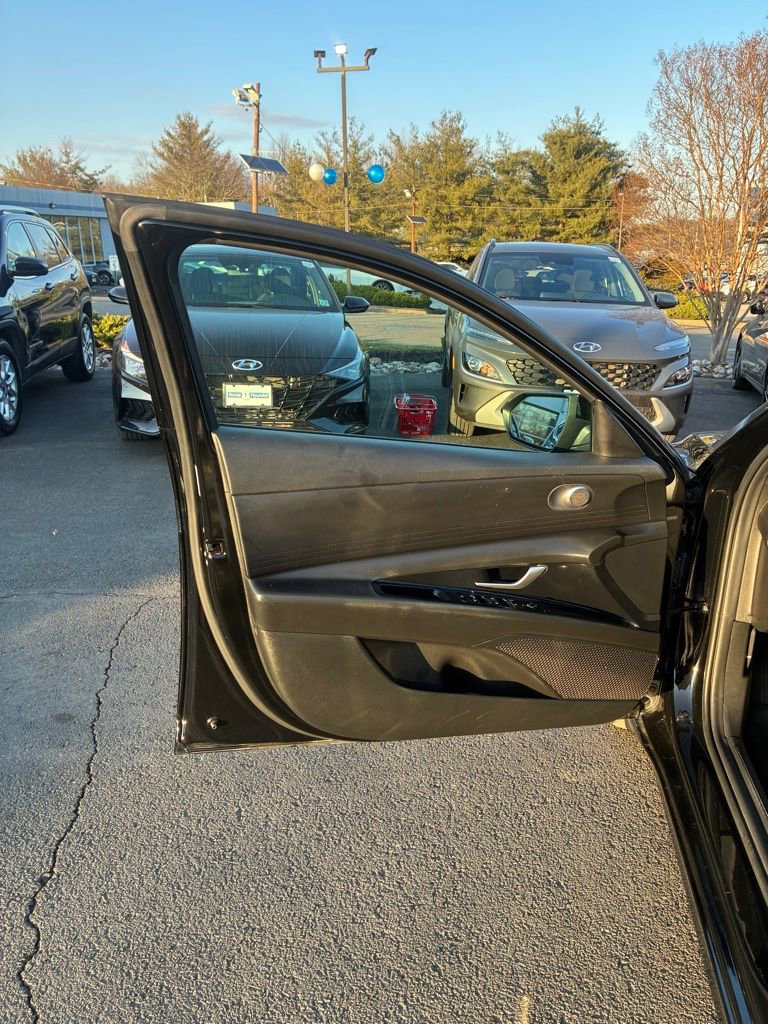 Used 2023 Hyundai Elantra SEL image 39