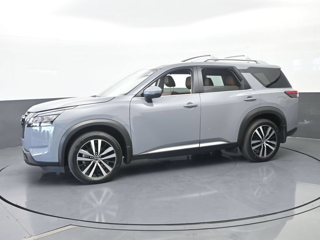 Used 2024 Nissan Pathfinder Platinum AWD/4WD image 2