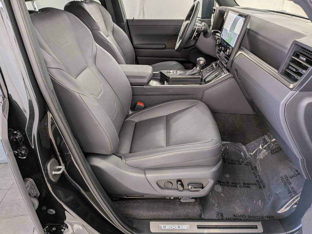 Used 2025 Lexus GX 550 w/ Accessory Package (2T) AWD/4WD image 38