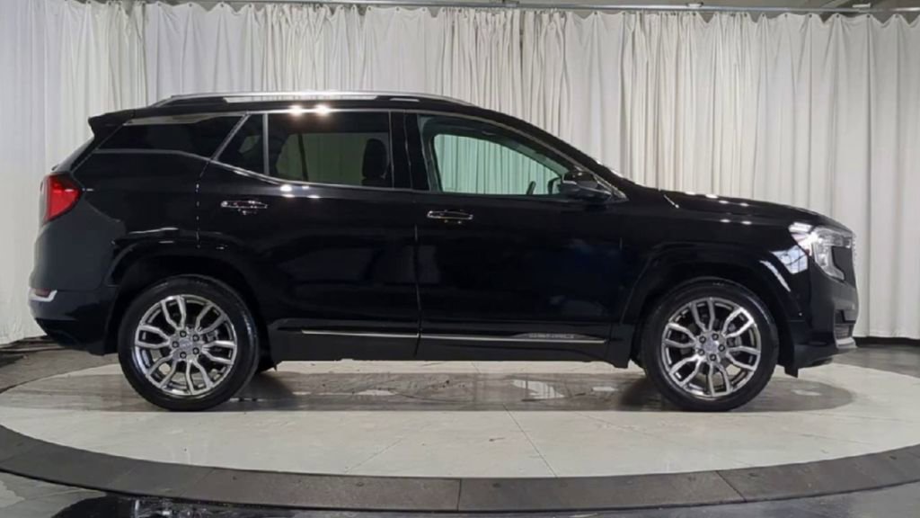 Used 2024 GMC Terrain Denali w/ Denali Premium Package AWD/4WD image 9