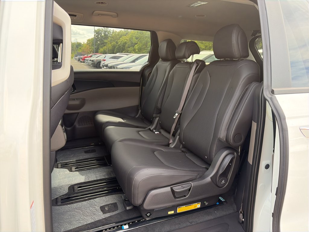 New 2027 Kia Carnival FWD image 23