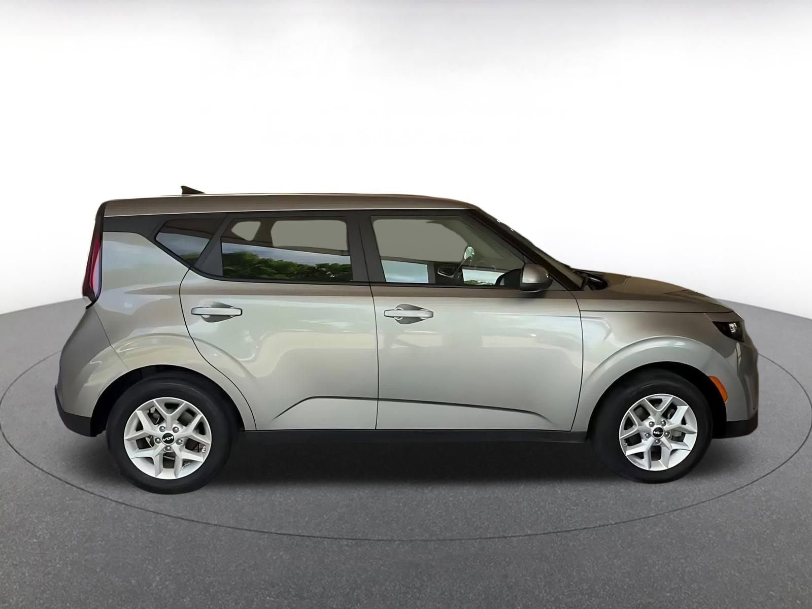 Used 2025 Kia Soul LX w/ LX Technology Package FWD image 16
