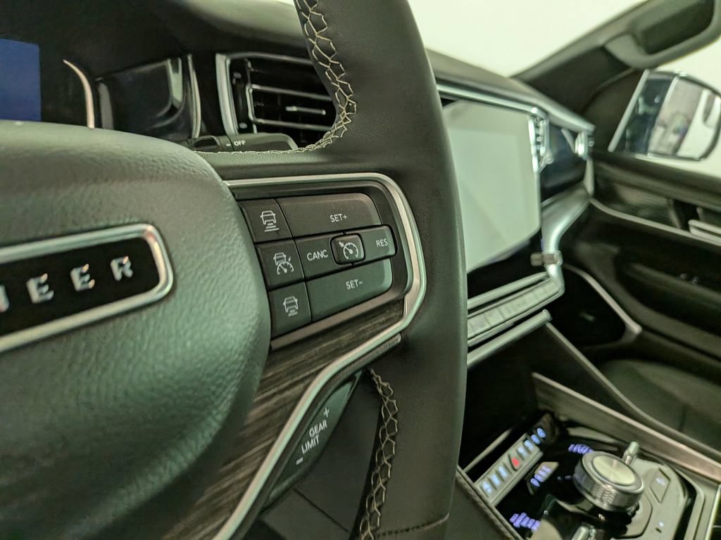 Certified 2023 Jeep Wagoneer L Series III w/ Premium Group I AWD/4WD image 26