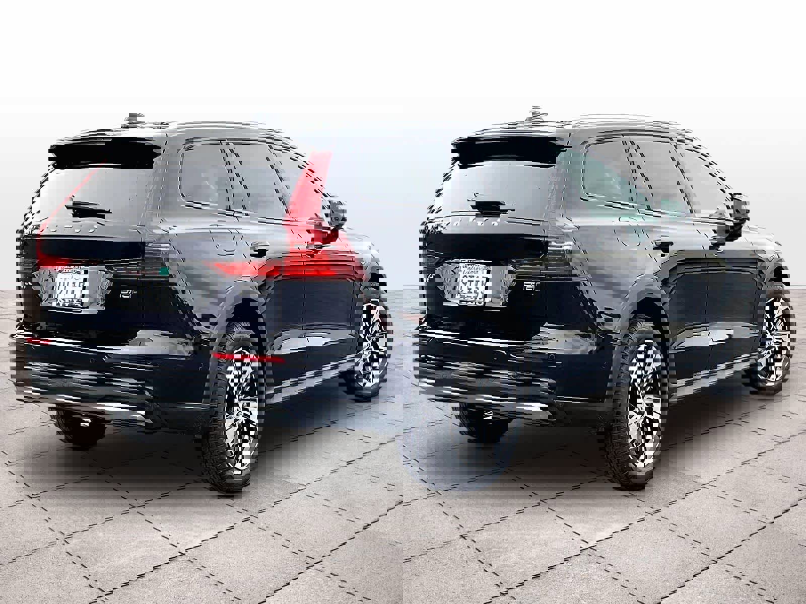 Used 2025 Volvo V60 B5 Cross Country Plus image 16