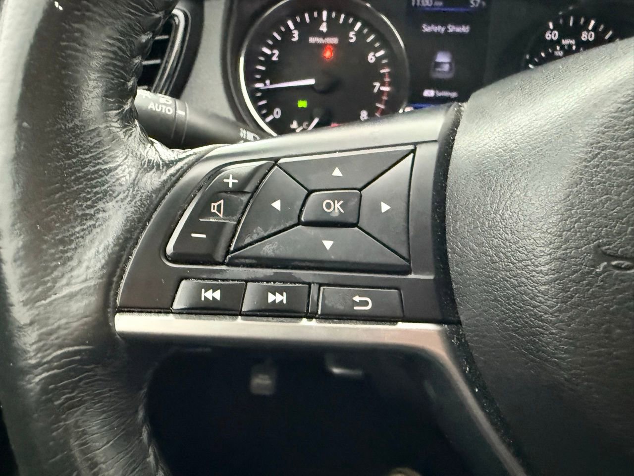 Used 2018 Nissan Rogue SV FWD image 13