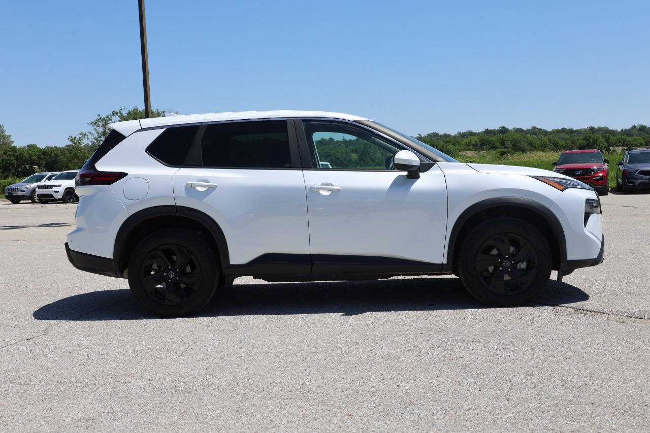 Used 2025 Nissan Rogue SV AWD/4WD image 7