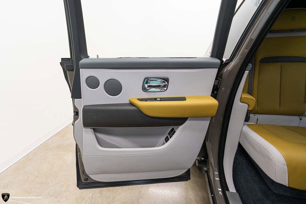 Used 2025 Rolls-Royce Cullinan w/ Dynamic Package image 32