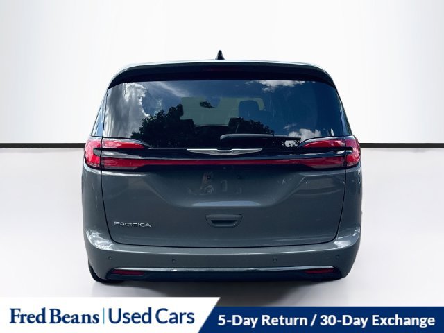 Used 2023 Chrysler Pacifica Touring-L FWD image 8