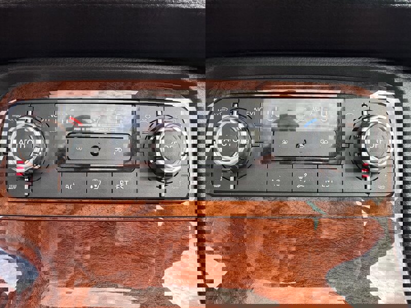 Used 2012 Volkswagen Touareg TDI image 25