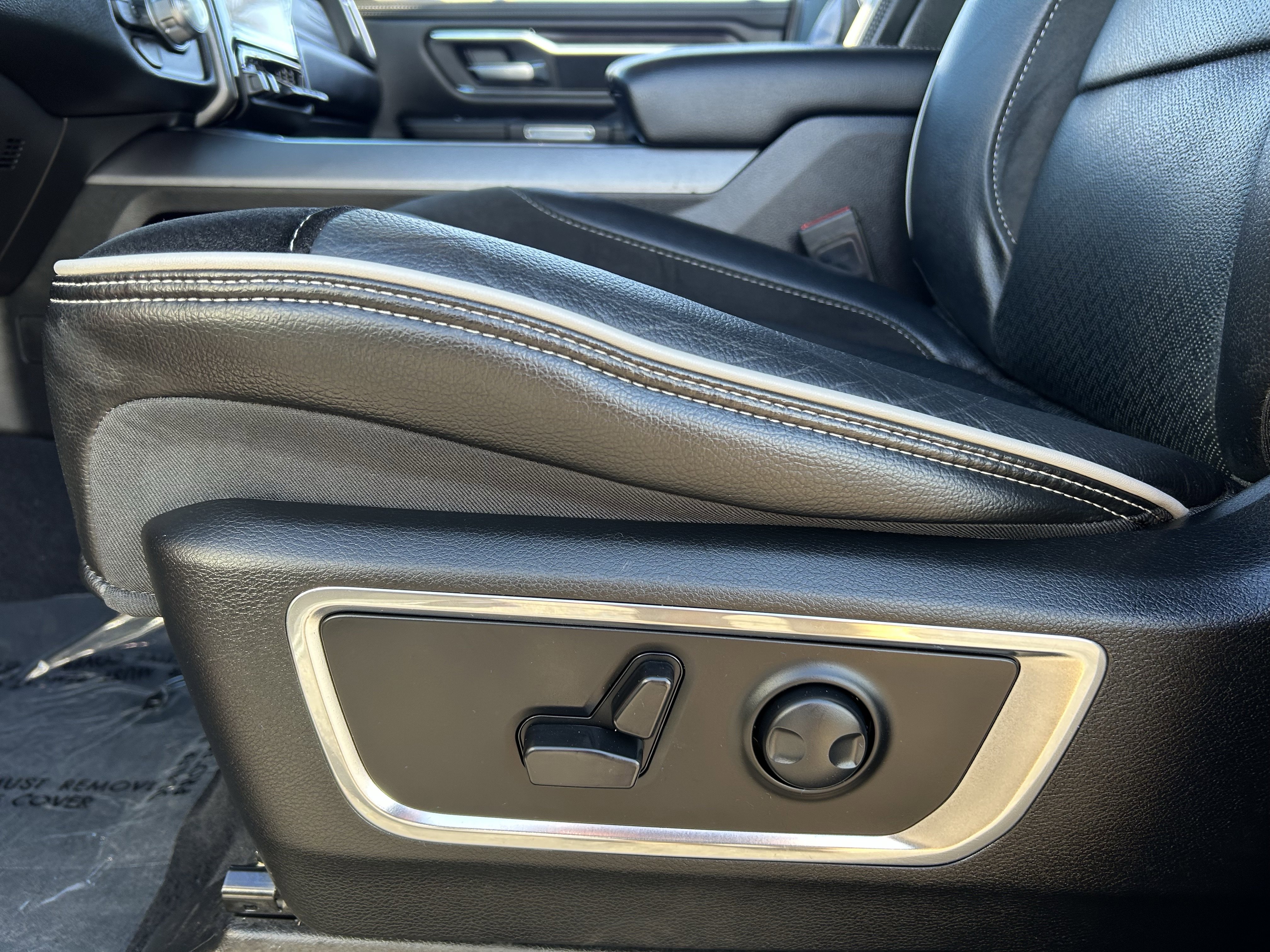Used 2025 RAM 1500 Laramie AWD/4WD image 20