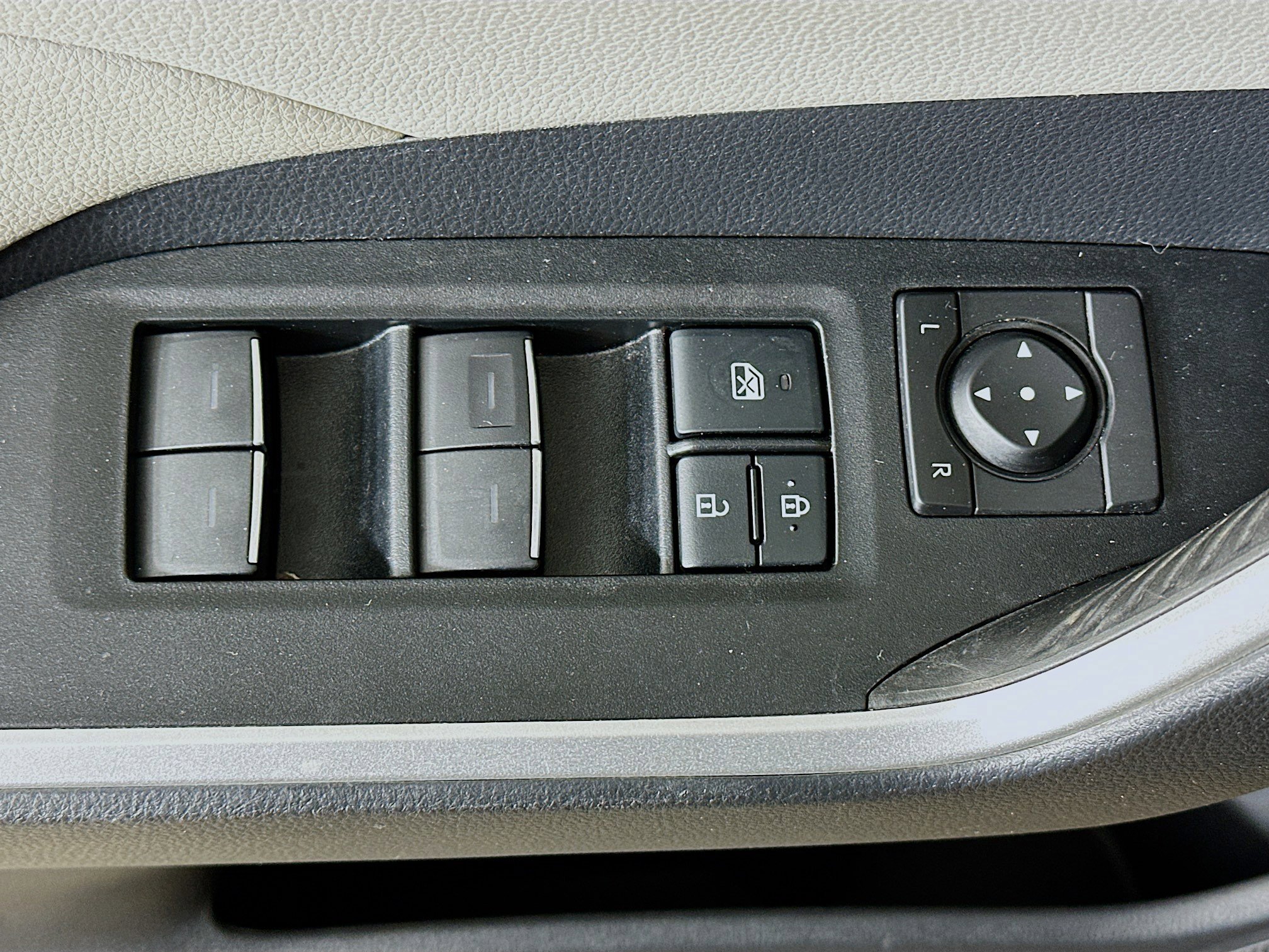 Used 2022 Toyota RAV4 XLE Premium image 15