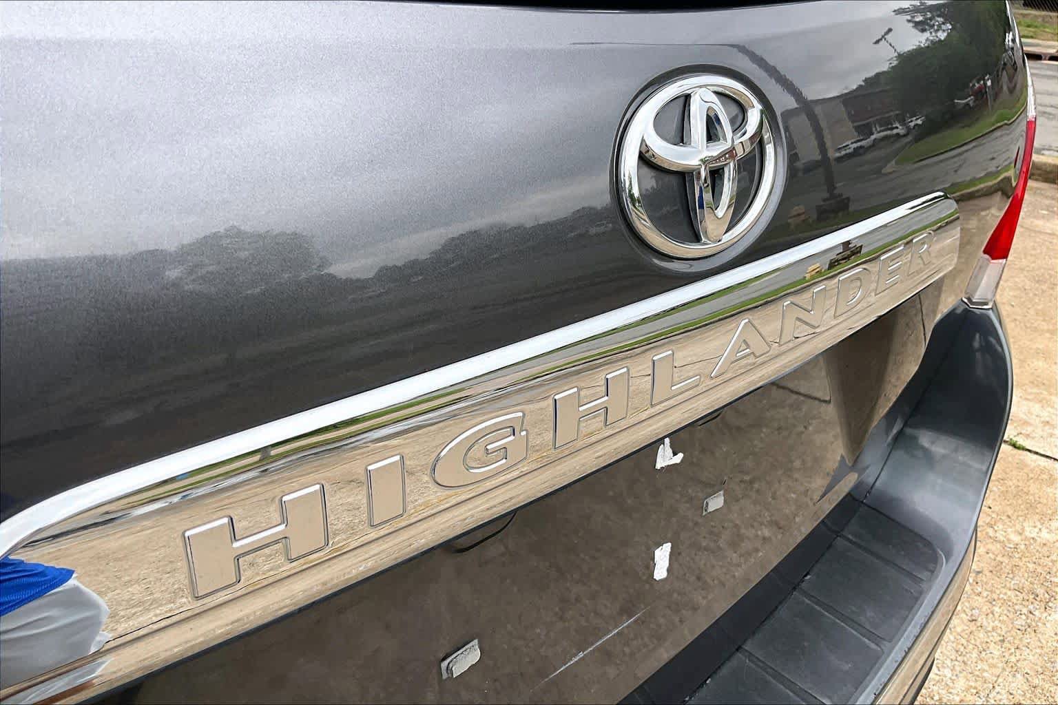 Used 2012 Toyota Highlander FWD w/ Cold Weather Pkg image 29