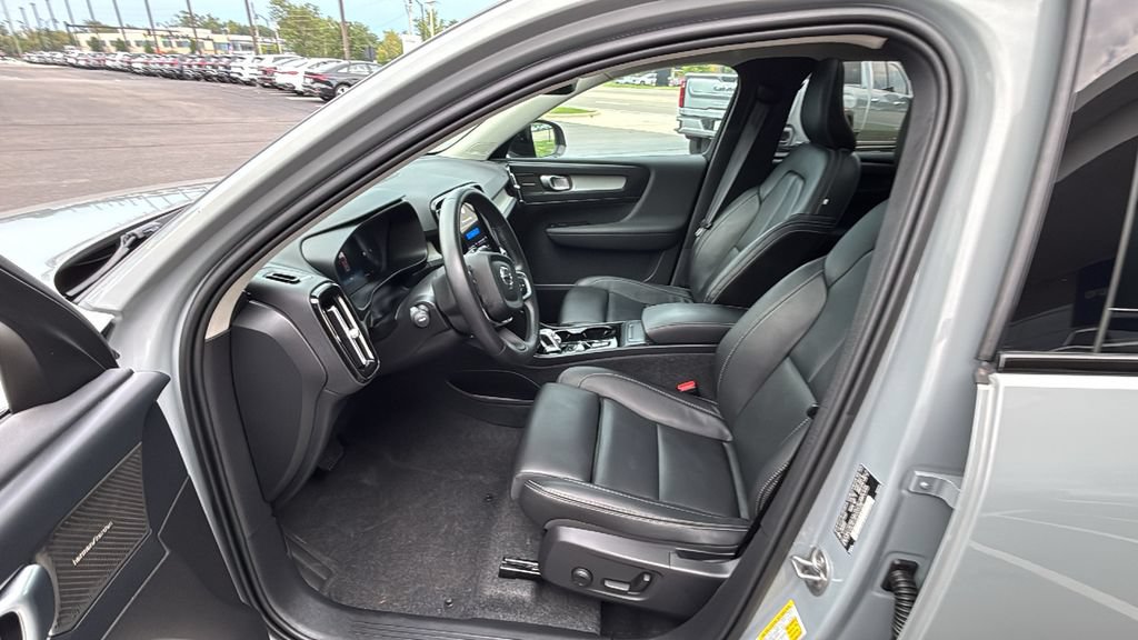 Certified 2025 Volvo XC40 B5 Plus w/ Climate Package AWD/4WD image 25