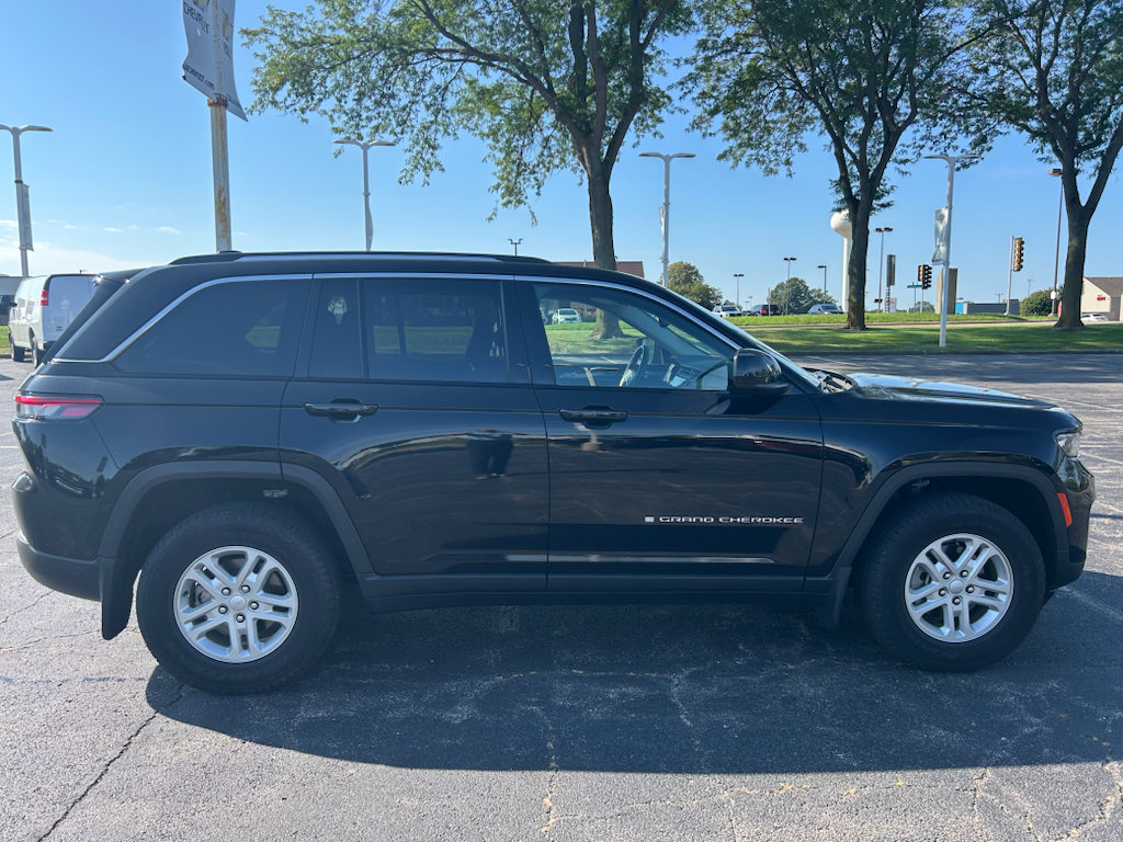 Used 2022 Jeep Grand Cherokee Laredo w/ Luxury Tech Group I AWD/4WD image 4
