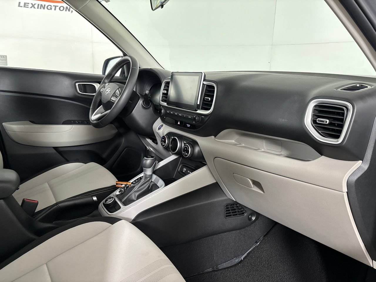 Used 2025 Hyundai Venue SEL FWD image 31