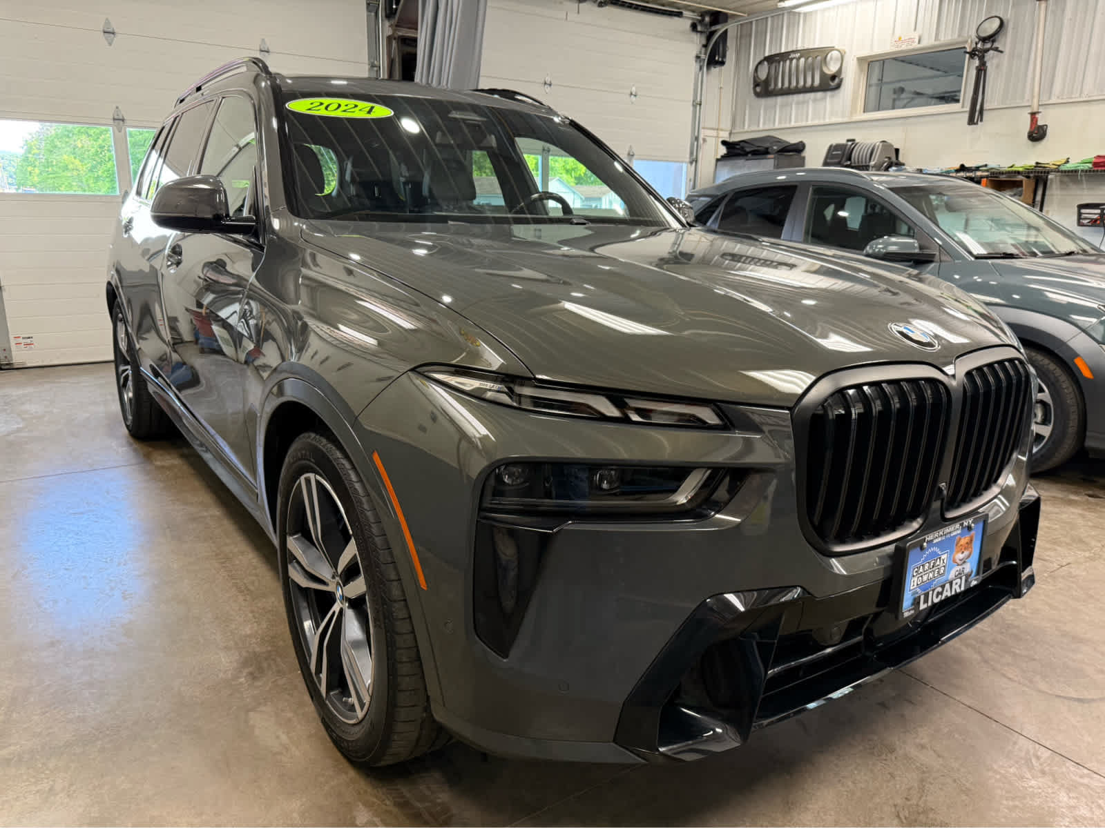 Used 2024 BMW X7 xDrive40i w/ M Sport Package AWD/4WD image 3
