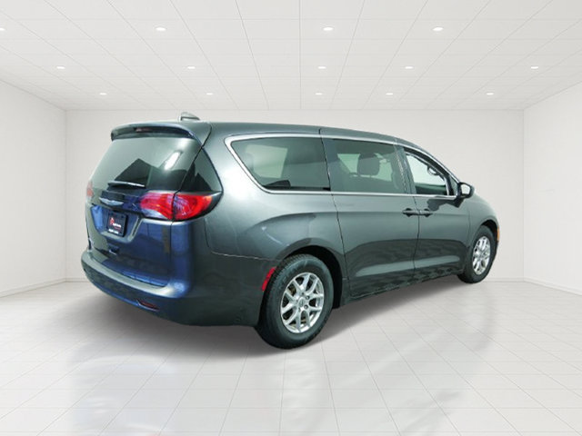 Used 2022 Chrysler Voyager LX FWD image 7