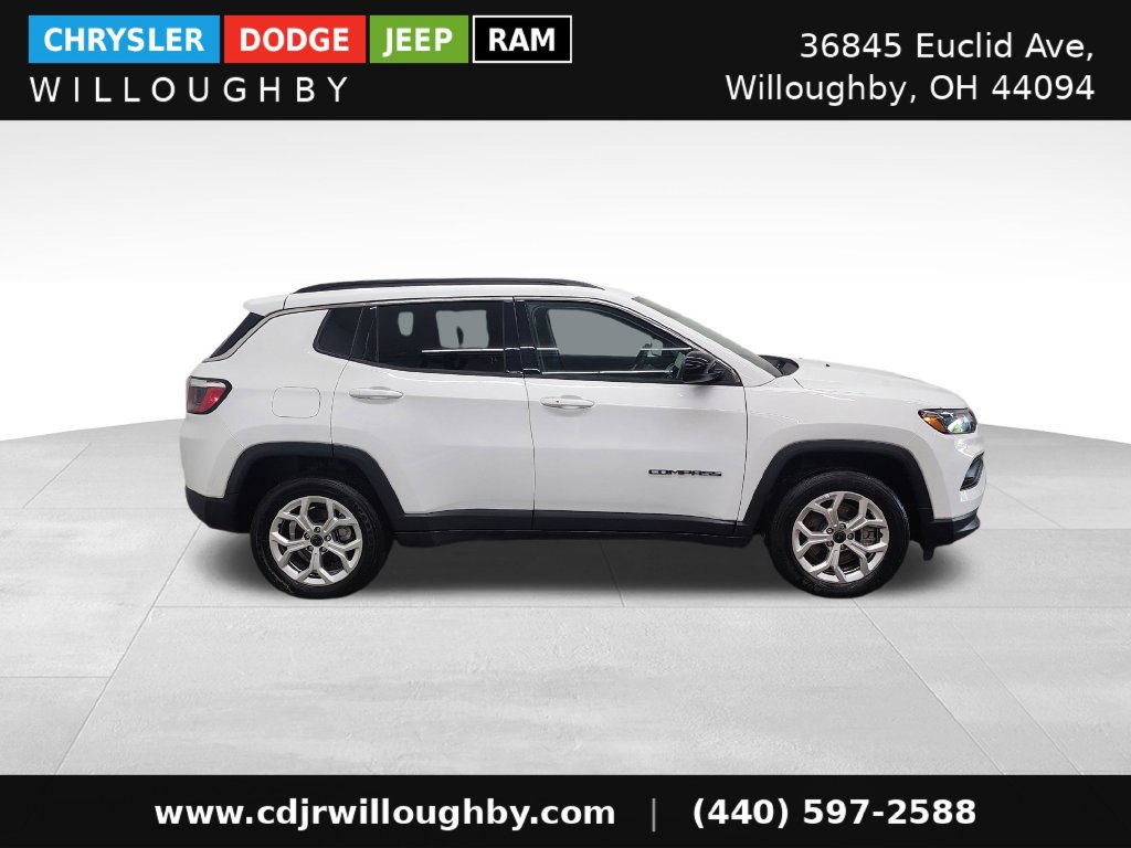 Used 2025 Jeep Compass Latitude AWD/4WD image 4