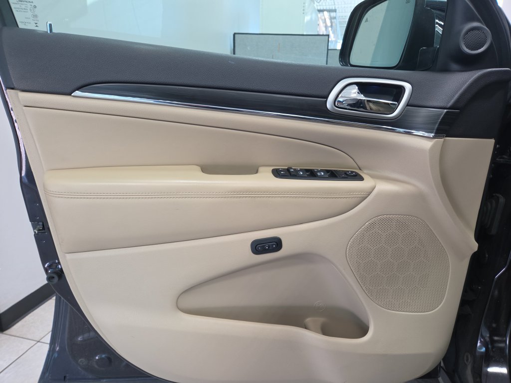 Used 2019 Jeep Grand Cherokee Limited AWD/4WD image 32