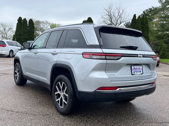 Used 2024 Jeep Grand Cherokee Limited AWD/4WD image 3