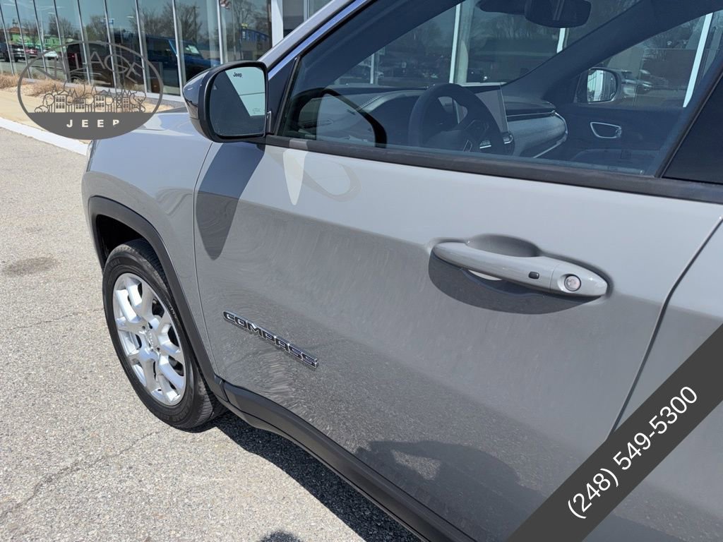 Used 2023 Jeep Compass Latitude image 9