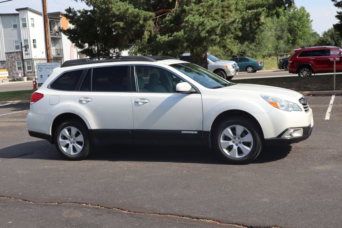 Used 2010 Subaru Outback 2.5i Premium AWD/4WD image 2