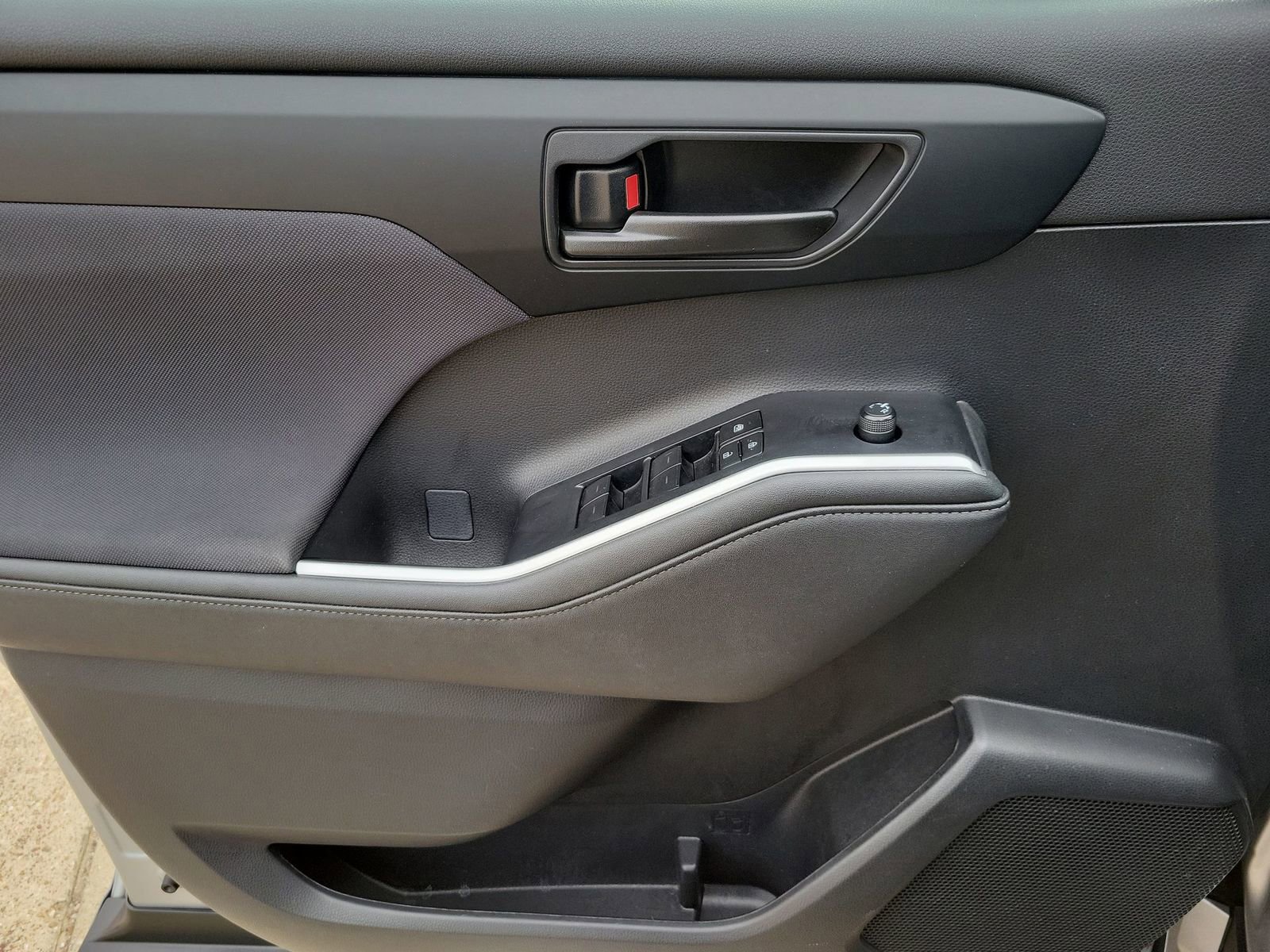 Used 2024 Toyota Highlander LE image 21