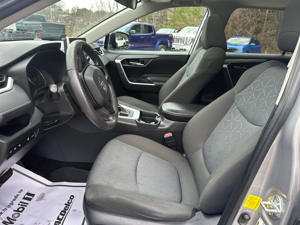 Used 2021 Toyota RAV4 XLE w/ Convenience Package image 9