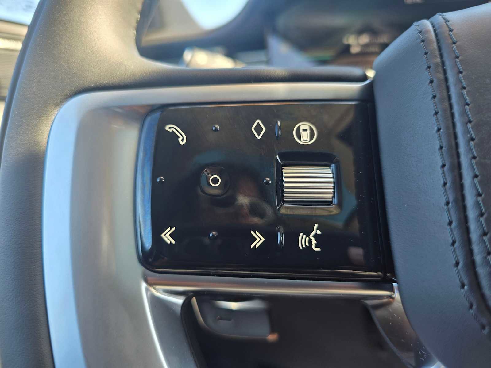 New 2025 Land Rover Range Rover SE image 32
