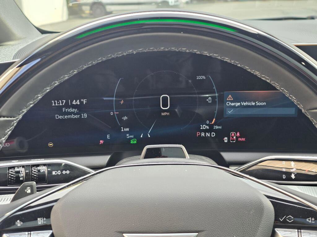 New 2026 Cadillac Optiq Luxury 2 image 32