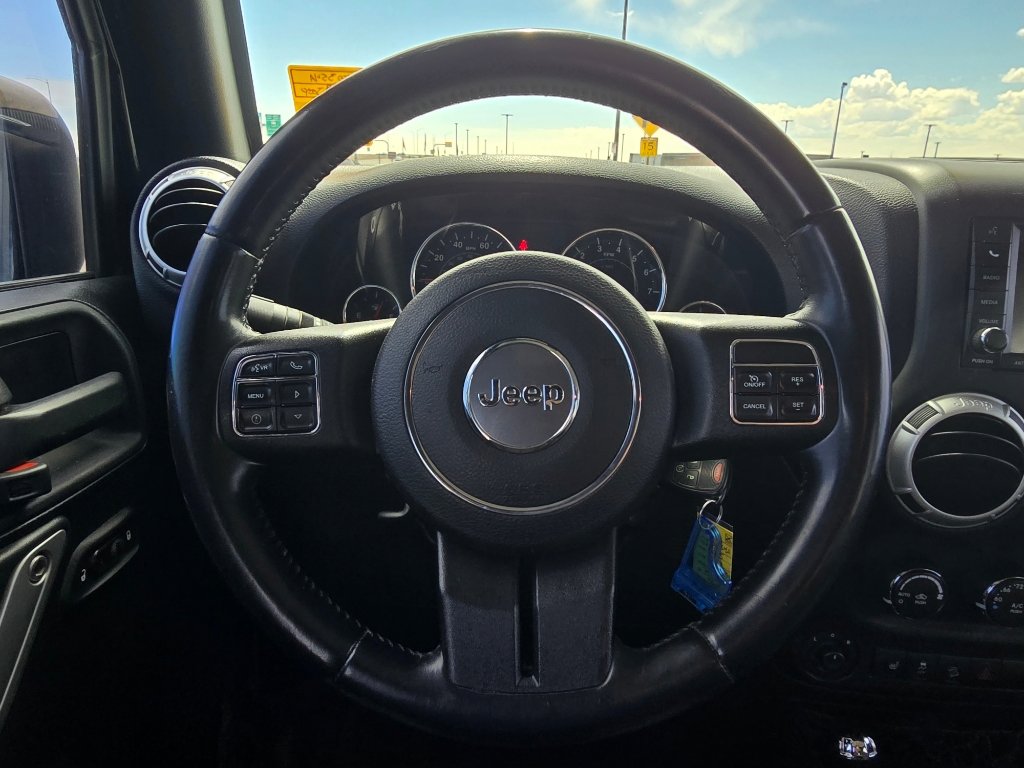 Used 2015 Jeep Wrangler Unlimited Rubicon w/ Connectivity Group image 27