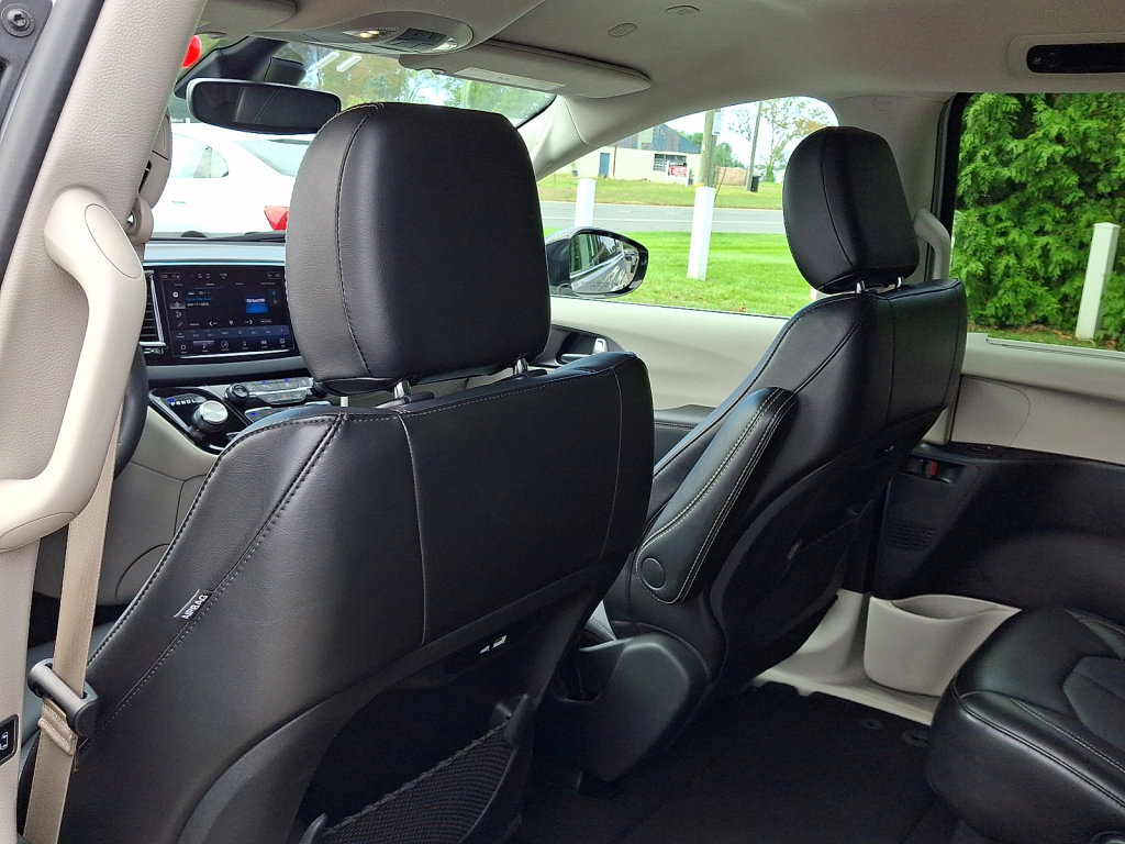 Used 2024 Chrysler Pacifica Touring-L FWD image 21