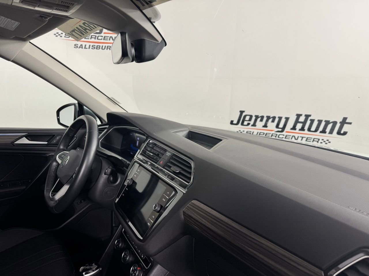 Used 2024 Volkswagen Tiguan Wolfsburg Edition image 31