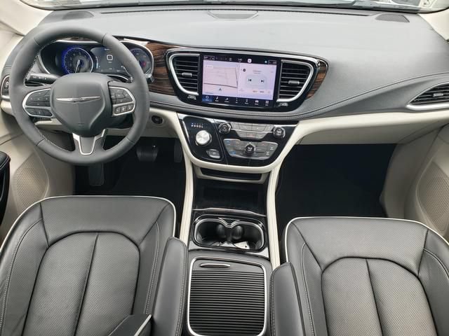 Used 2024 Chrysler Pacifica Limited FWD image 17